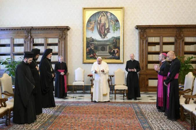 Papa Francesco, Costantinopoli | Papa Francesco con la delegazione del Patriarcato Ecumenico di Costantinopoli (a sinistra nella foto), Palazzo Apostolico Vaticano, 28 giugno 2024 | Vatican Media / ACI Group