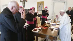 Papa Francesco con i vescovi della Bosnia Erzegovina, Palazzo Apostolico Vaticano, 6 maggio 2024 / Vatican Media / ACI Group