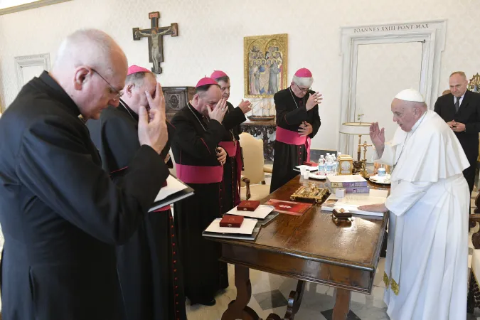 Papa Francesco, Bosnia Erzegovina | Papa Francesco con i vescovi della Bosnia Erzegovina, Palazzo Apostolico Vaticano, 6 maggio 2024 | Vatican Media / ACI Group