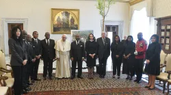 La delegazione del presidente del Gabon e il presidente del Gabon con Papa Francesco. Sullo sfondo, l'albero di 4 metri donato al Papa / Vatican Media / ACI Group