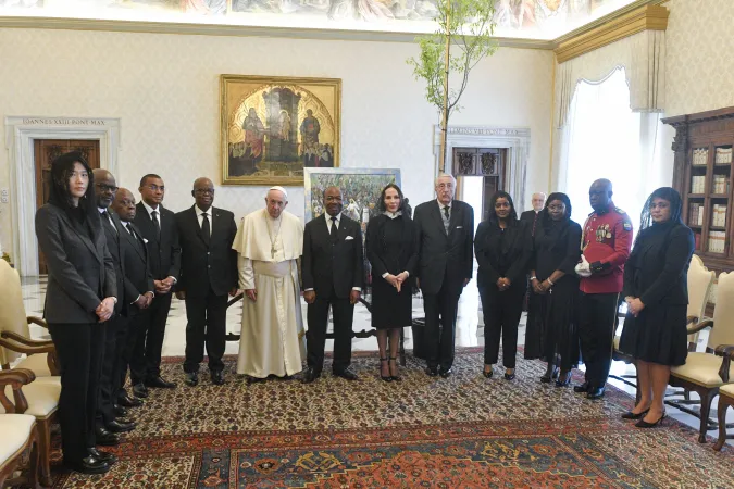 Papa Francesco, presidente del Gabon | La delegazione del presidente del Gabon e il presidente del Gabon con Papa Francesco. Sullo sfondo, l'albero di 4 metri donato al Papa | Vatican Media / ACI Group