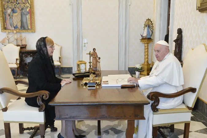 Papa Francesco, presidente di Slovenia | Papa Francesco con la presidente slovena Pirc Musar, Palazzo Apostolico Vaticano, 22 maggio 2023 | Vatican Media / ACI Group