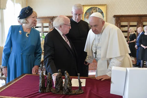 Papa Francesco con il presidente irlandese David Higgins, Palazzo Apostolico Vaticano, 19 ottobre 2023 / Vatican Media / ACI Group