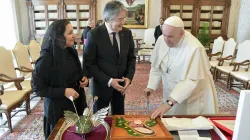 Papa Francesco e il presidente Lasso Mendoza con la Primera Dama, Biblioteca del Palazzo Apostolico Vaticano, 21 gennaio 2023 / Vatican Media / ACI Group