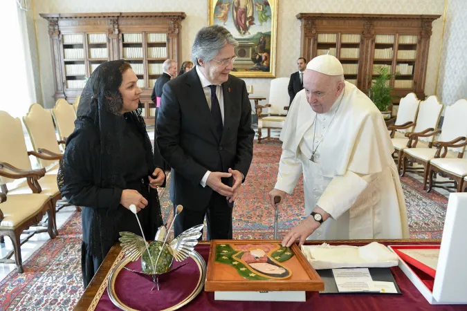 Papa Francesco, presidente Ecuador | Papa Francesco e il presidente Lasso Mendoza con la Primera Dama, Biblioteca del Palazzo Apostolico Vaticano, 21 gennaio 2023 | Vatican Media / ACI Group