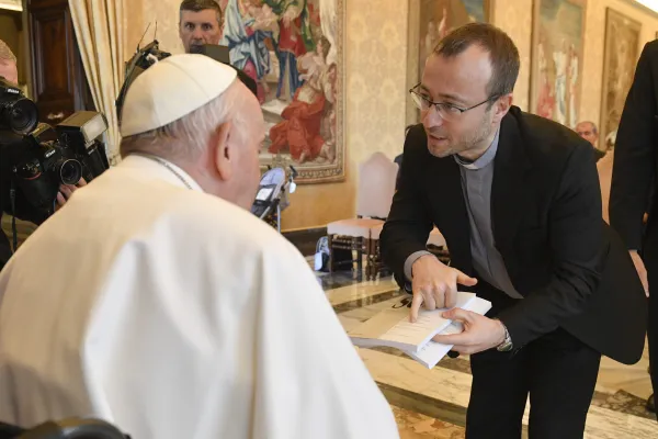 La rivista La Scuola Cattolica presentata a Papa Francesco al termine dell'udienza di oggi, 17 giugno 2022 / Vatican Media / ACI Group