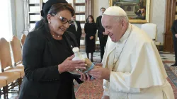 Papa Francesco con la presidente dell'Honduras Xiomara Castro, Palazzo Apostolico Vaticano, 20 ottobre 2022 / Vatican Media / ACI Group