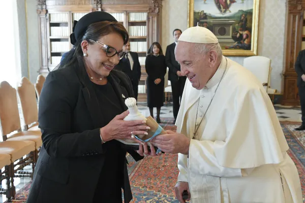 Papa Francesco con la presidente dell'Honduras Xiomara Castro, Palazzo Apostolico Vaticano, 20 ottobre 2022 / Vatican Media / ACI Group