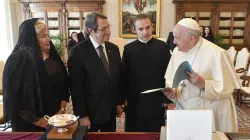 Papa Francesco con il presidente Nikos Anastasiades e consorte allo scambio di doni, Biblioteca del Palazzo Apostolico Vaticano, 24 ottobre 2022 / Vatican Media / ACI Group