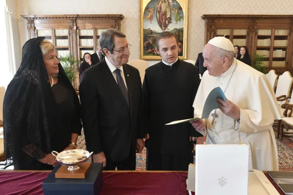 Papa Francesco con il presidente Nikos Anastasiades e consorte allo scambio di doni, Biblioteca del Palazzo Apostolico Vaticano, 24 ottobre 2022 / Vatican Media / ACI Group