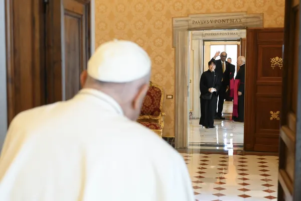 Papa Francesco accoglie il presidente di Singapore Tharman e consorte / Vatican Media / ACI Group