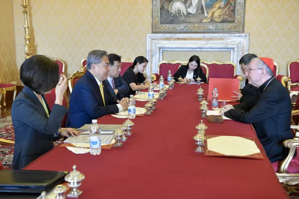 Il ministro degli Esteri sud coreano Park con il Cardinale Pietro Parolin, Segreteria di Stato vaticana, 1 agosto 2023 / Vatican Media / ACI Group