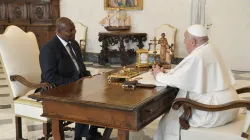 Papa Francesco con il presidente della Repubblica Centrafricana Touadéra, Palazzo Apostolico Vaticano, 27 gennaio 2024 / Vatican Media / ACI Group