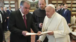 Papa Francesco con il presidente del Tadjikistan Rahmon, Palazzo Apostolico Vaticano, 26 aprile 2024 / Vatican Media / ACI Group