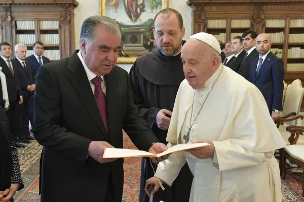 Papa Francesco con il presidente del Tadjikistan Rahmon, Palazzo Apostolico Vaticano, 26 aprile 2024 / Vatican Media / ACI Group