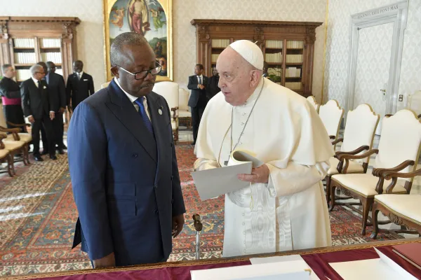 Papa Francesco con Umaro Sissoco Embaló, presidente della Guinea Bissau, Palazzo Apostolico Vaticano, 29 gennaio 2024 / Vatican Media / ACI Group