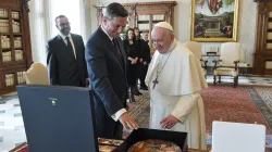 Papa Francesco e il presidente sloveno Pahor, Biblioteca del Palazzo Apostolico, 7 febbraio 2022 / Vatican Media / ACI Group