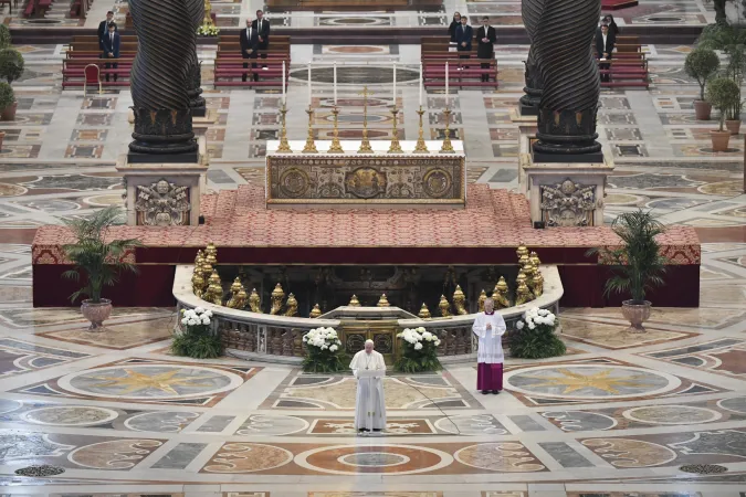 Papa Francesco, Urbi et Orbi di Pasqua | Papa Francesco durante la benedizione Urbi et Orbi, cancelli dell'Altare della Confessione, Basilica di San Pietro, 12 aprile 2020 | Vatican Media / ACI Group