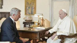 Filippo Grandi e Papa Francesco durante il loro colloquio, che è durato circa 50 minuti / Vatican Media / ACI Group