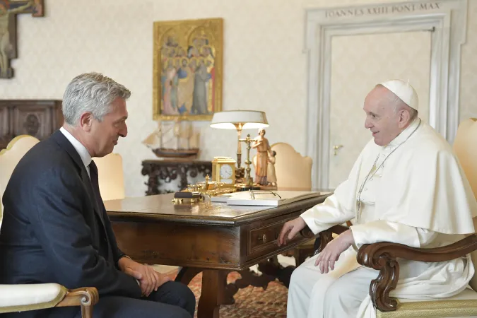 Filippo Grandi e Papa Francesco | Filippo Grandi e Papa Francesco durante il loro colloquio, che è durato circa 50 minuti | Vatican Media / ACI Group