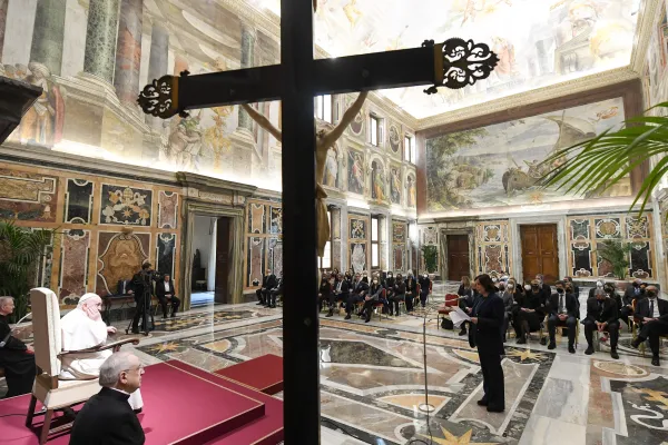 Papa Francesco con i membri dell'associazione "Anima per il sociale nei valori di impresa", Palazzo Apostolico Vaticano, 14 marzo 2022 / Vatican Media / ACI Group