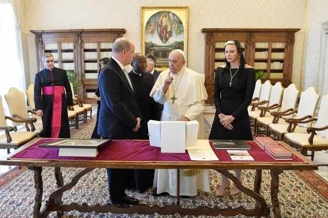 Papa Francesco e i reali del Principato di Monaco | Papa Francesco, il principe Alberto II di Monaco e la principessa Charlene | Vatican Media / ACI Group