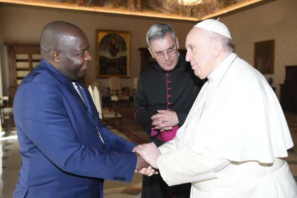 Papa Francesco con il presidente del Burundi Ndayishimiye, Palazzo Apostolico Vaticano, 26 marzo 2022 / Vatican Media / ACI Group