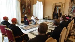 Papa Francesco durante l'udienza con i responsabili della Riunione Opere di Aiuto Alle Chiese Orientali, Palazzo Apostolico Vaticano, 23 giugno 2022 / Vatican Media / ACI Group