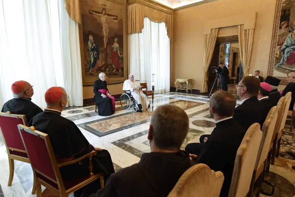 Papa Francesco durante l'udienza con i responsabili della Riunione Opere di Aiuto Alle Chiese Orientali, Palazzo Apostolico Vaticano, 23 giugno 2022 / Vatican Media / ACI Group