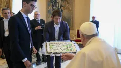 Papa Francesco riceve una torta di compleanno dai seminaristi di Roma, 17 dicembre 2022 / Vatican Media / ACI Group