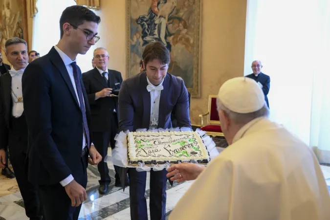 Papa Francesco | Papa Francesco riceve una torta di compleanno dai seminaristi di Roma, 17 dicembre 2022 | Vatican Media / ACI Group