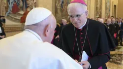 Papa Francesco saluta il vescovo Mariano Crociata, nuovo presidente COMECE / Vatican Media / ACI Group