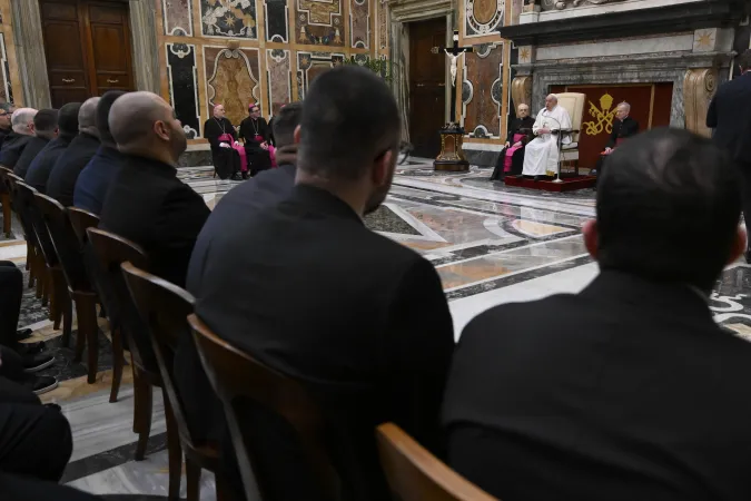 Papa Francesco | Papa Francesco con i seminaristi del Seminario Arcivescovile di Napoli, Palazzo Apostolico Vaticano, 16 febbraio 2024 | Vatican Media / ACI Group