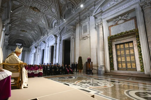 Papa Francesco ascolta il protonotario apostolico leggere la Bolla di indizione del Giubileo 2025, Basilica di San Pietro, 9 maggio 2024 / Vatican Media / ACI Group