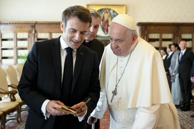 Papa Francesco e il presidente Macron  |  | Vatican Media