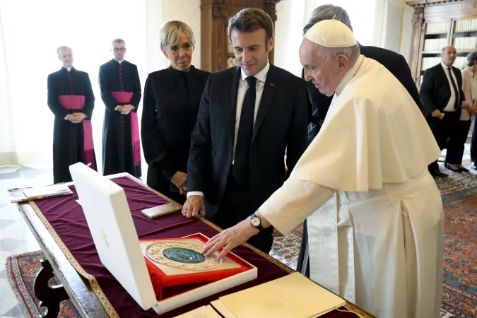 Papa Francesco e il presidente Macron  |  | Vatican Media