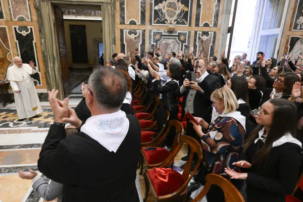 Papa Francesco con la delegazione della Piccola Casa della Misericordia di Gela, 6 novembre 2023 / Vatican Media / ACI Group