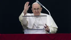 Papa Francesco dalla finestra del suo studio per la preghiera dell'Angelus / Vatican Media / ACI Group