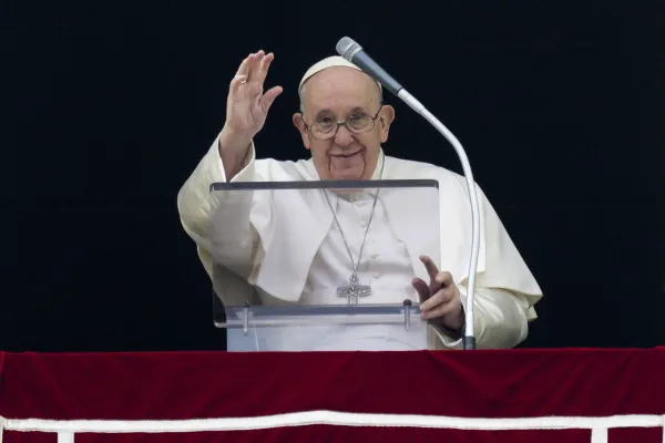 Papa Francesco dalla finestra del suo studio per la preghiera dell'Angelus / Vatican Media / ACI Group