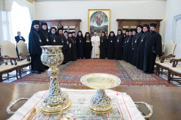 Papa Francesco con il Sinodo Greco Melchita, che ha incontrato in udienza il 12 febbraio 2018 / Vatican Media / ACI Group