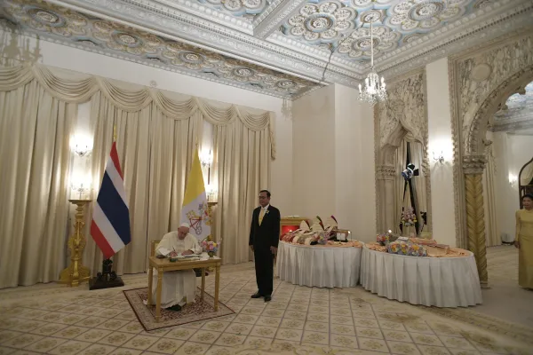 Papa Francesco firma il libro d'onore dopo l'incontro con il Primo Ministro, Bangkok, Palazzo Presidenziale, 21 novembre 2019  / Vatican Media / ACI Group