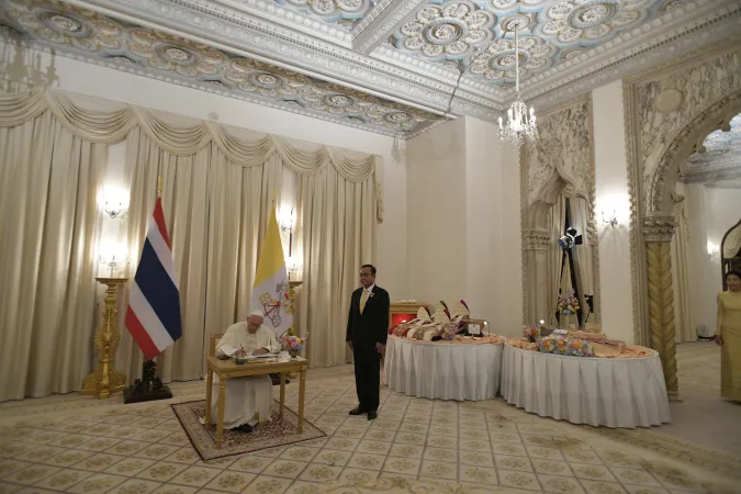 Papa Francesco in Thailandia | Papa Francesco firma il libro d'onore dopo l'incontro con il Primo Ministro, Bangkok, Palazzo Presidenziale, 21 novembre 2019  | Vatican Media / ACI Group