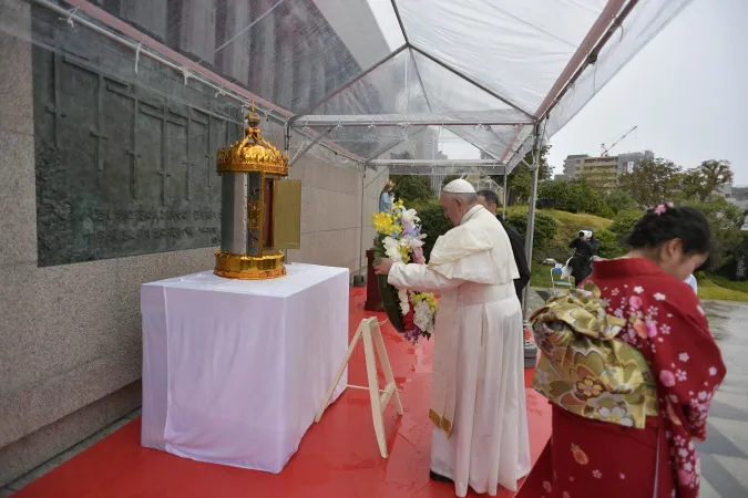 Papa Francesco in Giappone | Papa Francesco in preghiera davanti al luogo del martirio di Paolo Miki e compagni, Nagasaki, 24 novembre 2019 | Vatican Media / ACI Group