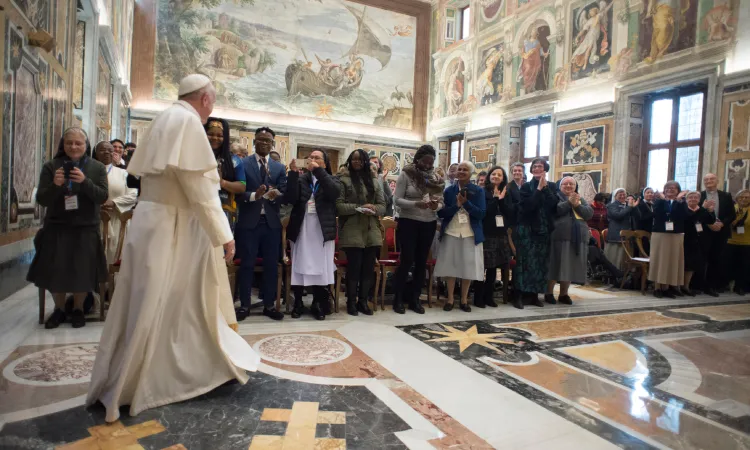 Papa Francesco  | Papa Francesco incontra i partecipanti alla Giornata Mondiale di Riflessione contro la Tratta delle Persone, Sala Clementina, Palazzo Apostolico, 12 febbraio 2018 | Vatican Media / ACI Group