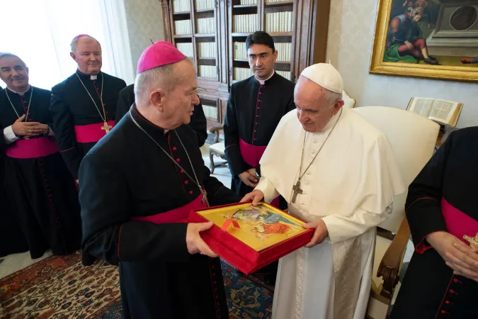 Arcivescovo Ioan Robu | L'arcivescovo Ioan Robu di Bucharest fa un dono a Papa Francesco al termine dell'incontro della visita ad limina, Palazzo Apostolico Vaticano, 8 novembre 2018 | Vatican Media / ACI Group