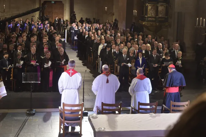 Preghiera nella Cattedrale Luterana di Lund | Papa Francesco, il pastore Yunan, il Cardinale Koch durante la preghiera comune nella Cattedrale Luterana di Lund, 31 ottobre 2016 | L'Osservatore Romano / ACI Group