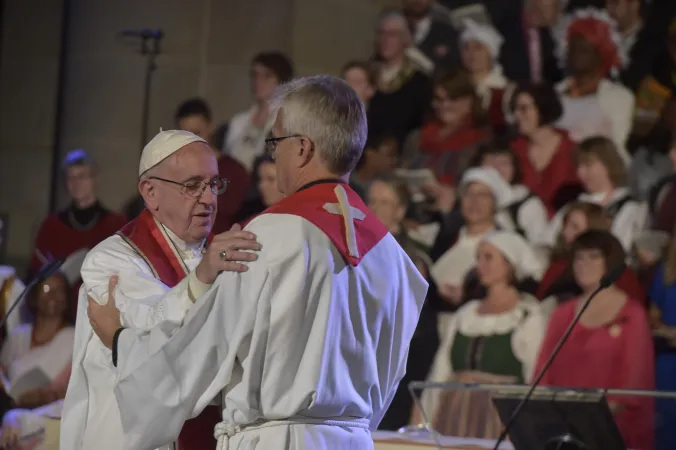 Papa Francesco e Martin Junge | Papa Francesco abbraccia il Rev. Martin Junge, segretario generale della Lutheran World Federation, all'inizio della preghiera ecumenica, Lund, 31 ottobre 2016 | L'Osservatore Romano / ACI Group