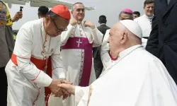 Il cardinale Suharyo saluta Papa Francesco al momento del congedo del Papa dall'Indonesia, aeroporto di Jakarta, 6 settembre 2024 / Vatican Media / ACI Group