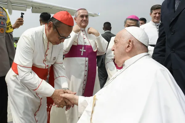 Il cardinale Suharyo saluta Papa Francesco al momento del congedo del Papa dall'Indonesia, aeroporto di Jakarta, 6 settembre 2024 / Vatican Media / ACI Group