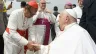 Il cardinale Suharyo saluta Papa Francesco al momento del congedo del Papa dall'Indonesia, aeroporto di Jakarta, 6 settembre 2024 / Vatican Media / ACI Group